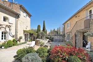 Beautiful Bastide restored with care, peacefull while being situated in the center of the village of Cabrières-d'Avignon.