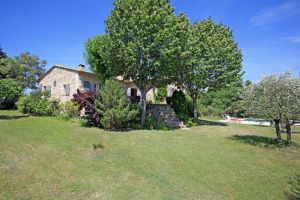 Location pour des vacances dans le Luberon à Gordes, maison en pierres avec jardin arboré et piscine