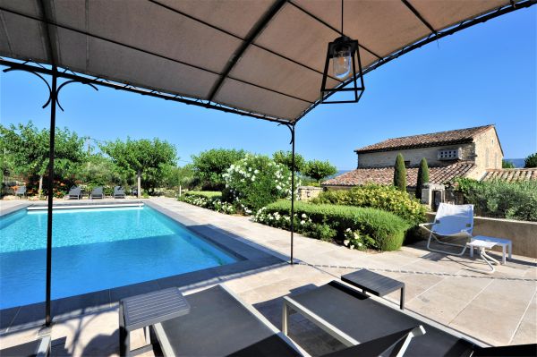 authentic Mas Provençal surrounded by vineyards and lavender in Gordes