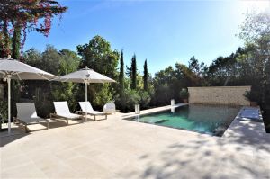Beautiful mansion dating from the XVIIIth century entirely renovated with landscaped garden and heated swimming pool.  