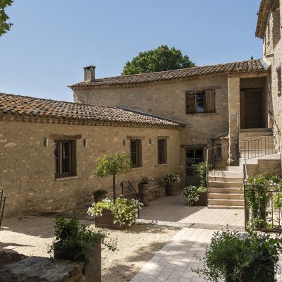 Bastide High Standard in stone of about 850 sqm, renovated in a contemporary style with heated pool