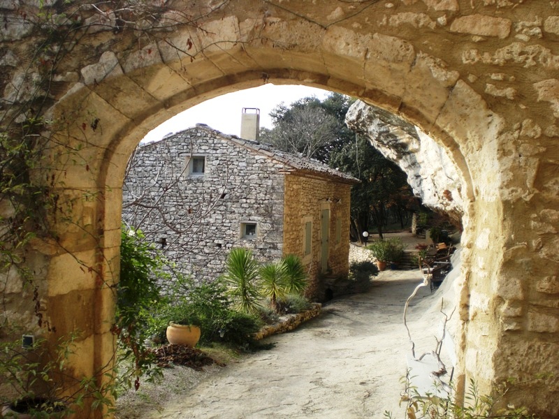 Vente Luberon, mazets en pierre dans un lieu magique, habitat troglodyte