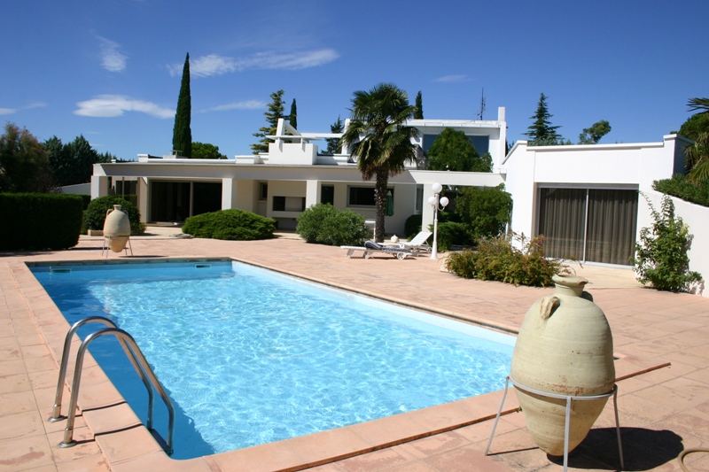 Vente Proche Avignon, maison contemporaine avec piscine et tennis