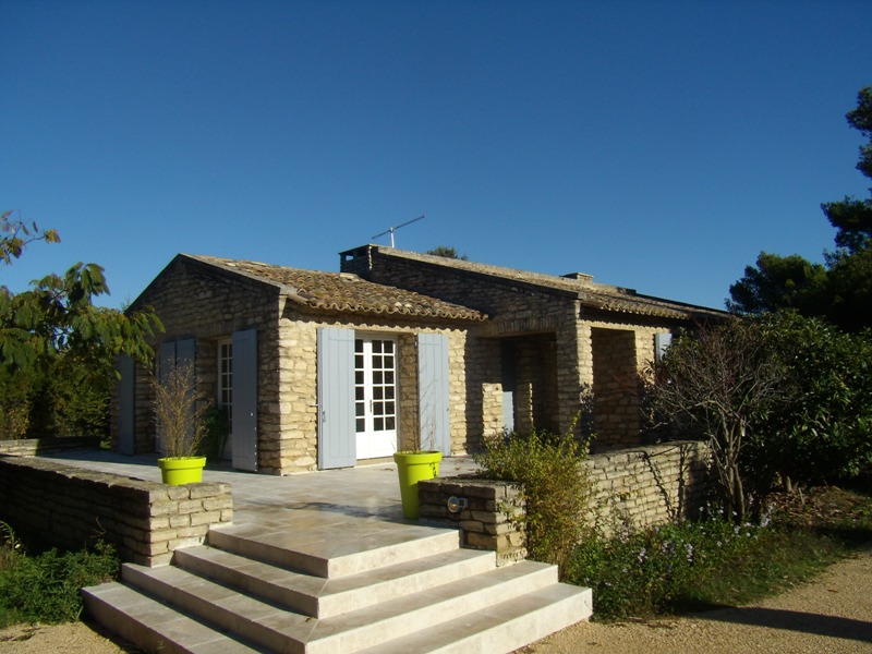 Vente Proche Luberon, jolie villa en pierres rénovée en 2007 à l'orée d'un village perché