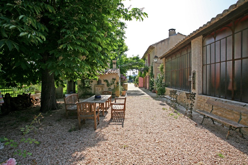Luberon in Provence, old mas fully renovated in more than 2.6 hectares of parkland.