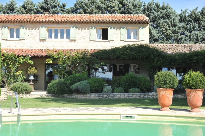 Beautiful family home of 3 buildings close to the Luberon's listed villages