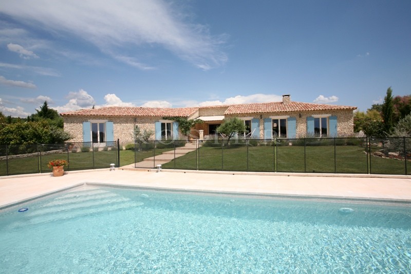 Stonehouse for sale in Luberon with swimmingpool and poolhouse.