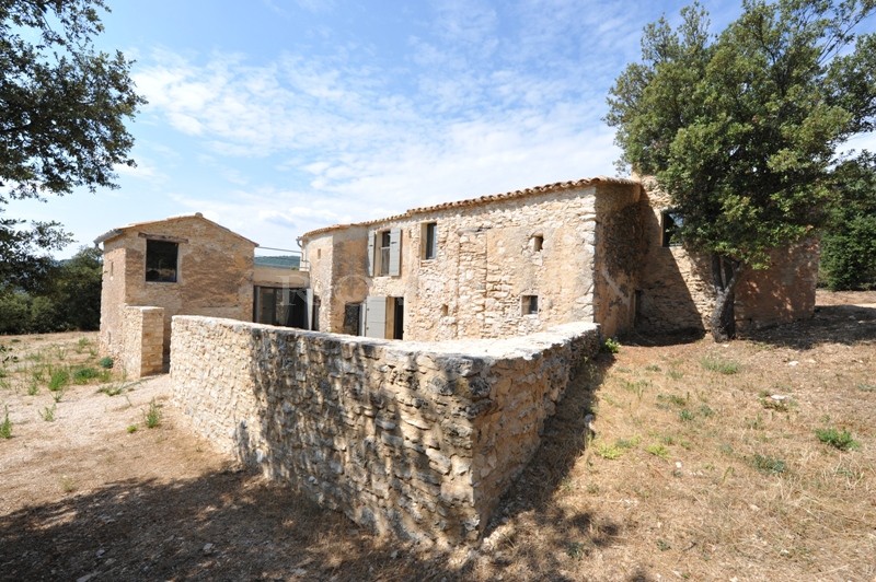 Luberon, barn conversion with approximately 200 m² of living space on 10 hectares (24 acres)