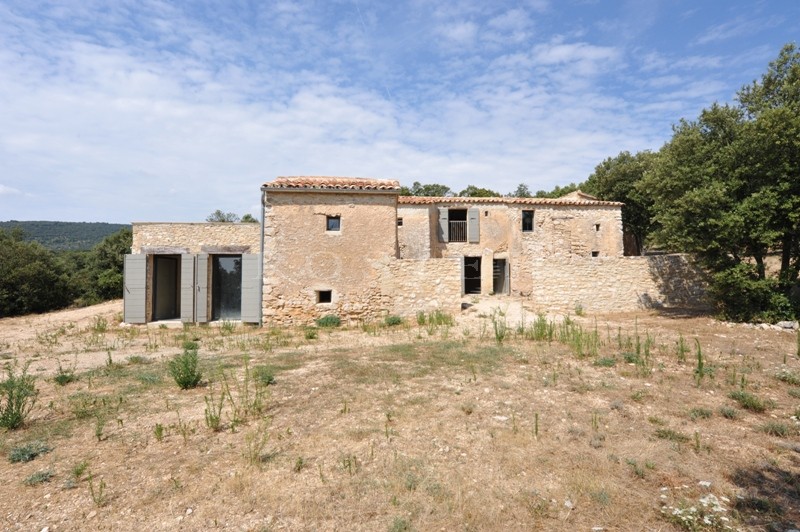 Luberon, barn conversion with approximately 200 m² of living space on 10 hectares (24 acres)