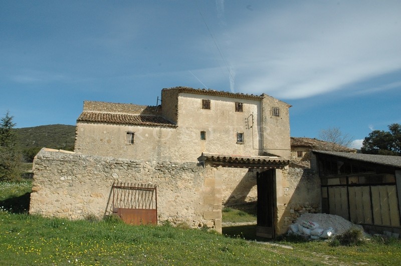 Vente Bastide à rénover  en Luberon  sur 26 hectares de terres, vignes et bois.