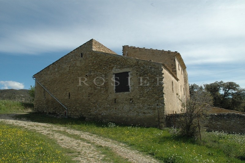Vente Bastide à rénover  en Luberon  sur 26 hectares de terres, vignes et bois.