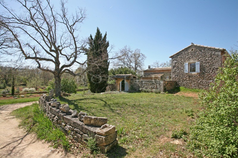 Centuries old renovated farmhouse with beautiful interior courtyard in the heart of the Luberon