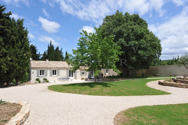 Single storey house with outbuildings in the Luberon