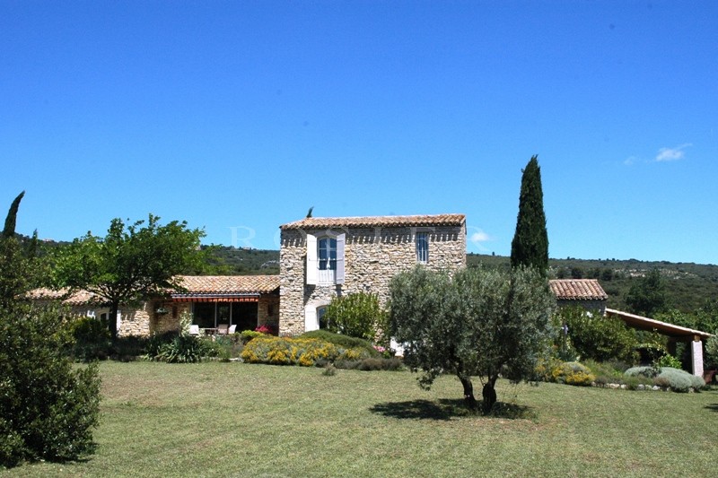 Stone house with outstanding views in Luberon