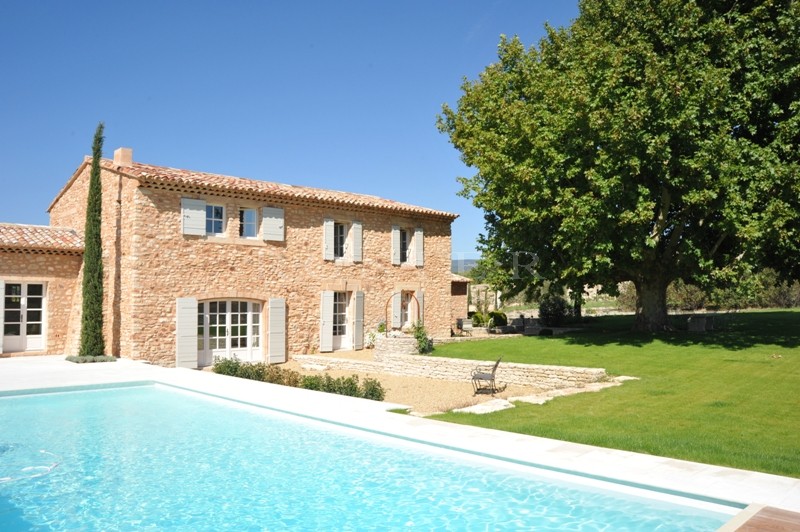 Between Gordes and Roussillon: farmhouse restored woth great care on more than 2.5 hectares (> 6 acres) of land
