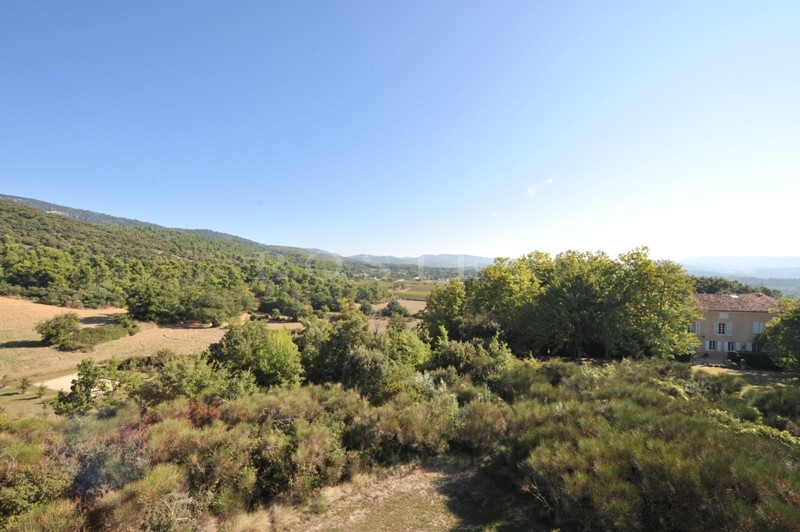 Vente Exceptionnelle Propriété en Luberon sur près de 150 hectares avec source naturelle etre Ménerbes et Lacoste