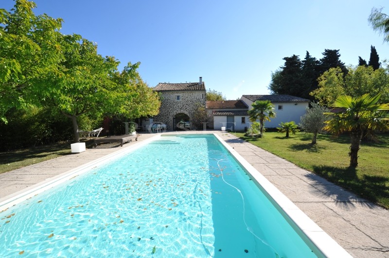 The Luberon: prestigious farmhouse restored with great care, and with large outbuildings