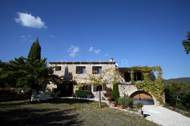A restored farmhouse with view in Luberon