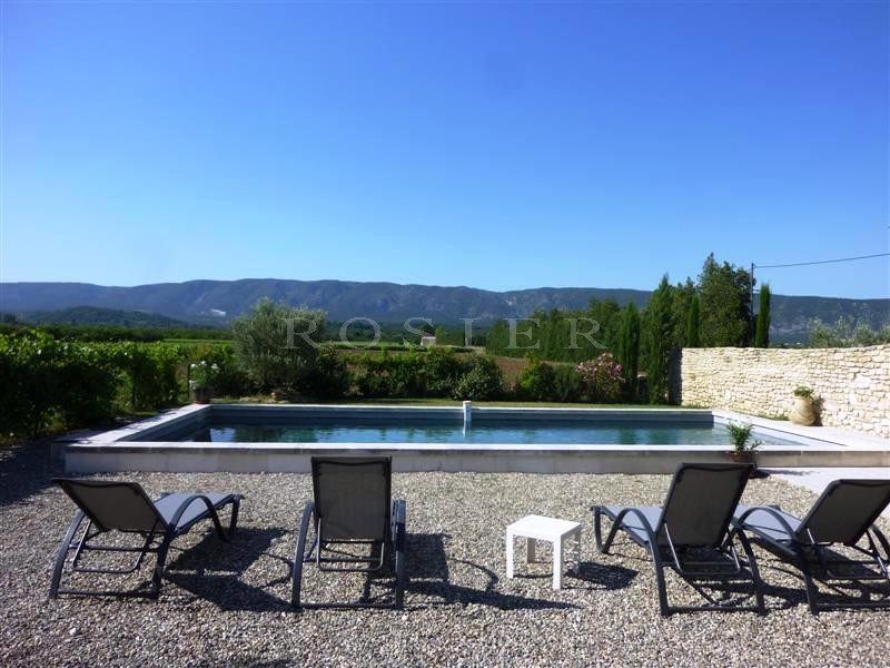 Bastide rénovée avec piscine et vue sur le Luberon à vendre