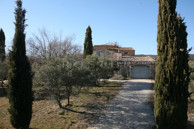 Close to Gordes, a family home with swimming pool and tennis court for sale in a much saught-after area.