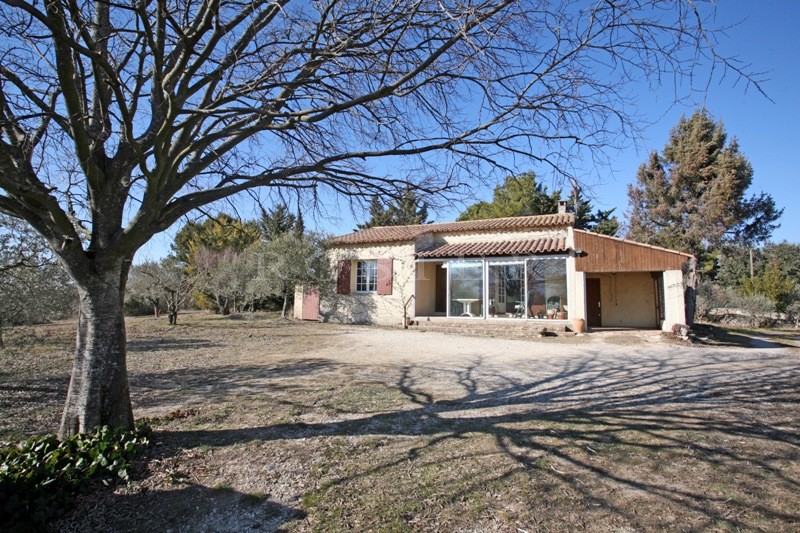 Vente Face au Luberon, dans un secteur prisé de Provence,  maison de plain pied sur un terrain de 1600 m². Beaucoup de potentiel!