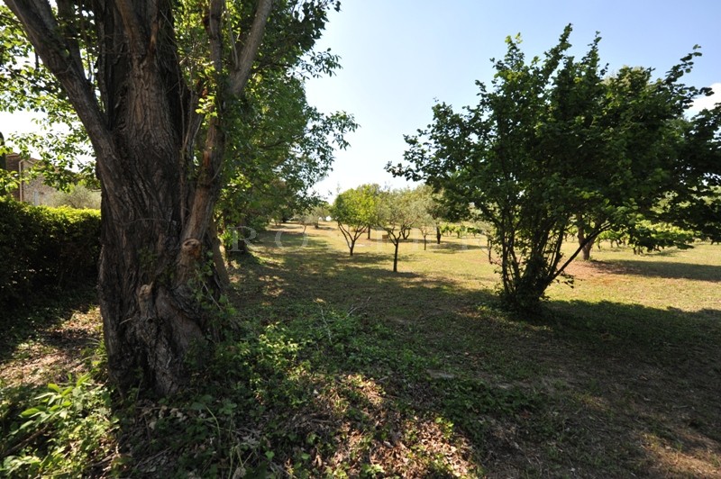 A few minutes from the centre of Gordes, over 1,000 m² of land with building permission