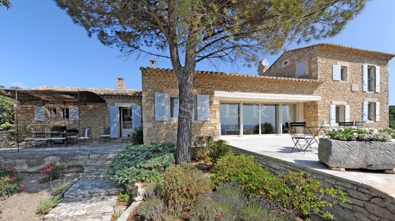  In the hills above Gordes: a traditonal stone-clad house with breathtaking views