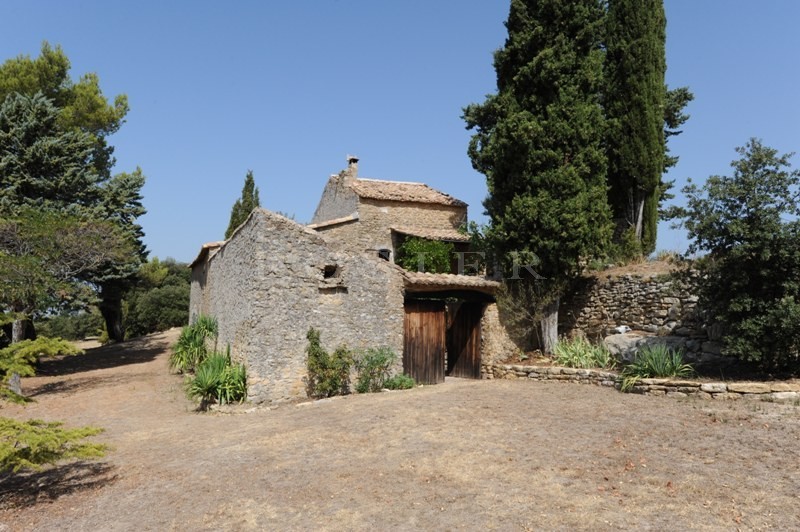In the golden triangle of Luberon, for sale, an ancient farmhouse for renovation with an internal courtyard very close to the centre of a renowned Provencal village, with stunning views