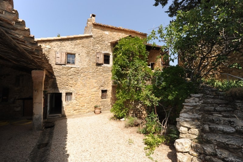 In the golden triangle of Luberon, for sale, an ancient farmhouse for renovation with an internal courtyard very close to the centre of a renowned Provencal village, with stunning views