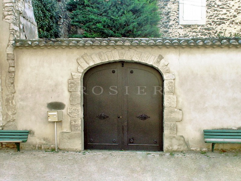 Vente Proche de l'Isle sur la Sorgue, à vendre, très belle maison en pierres du XVIIIème siècle, avec cour intérieure dans un village vivant toute l'année