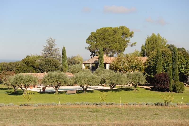 In Provence, for sale, property on a 16 hectares (almost 40 acres)  plot  close to Isle Sur la Sorgue, famous for its antiques markets