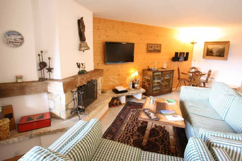 In the Swiss Alps, 2 hours from Geneva and 1 hour 30 mins from Lausanne, in the centre of the famous ski resort of Verbier, a beautiful 130 m² apartment for sale with terraces and superb views
