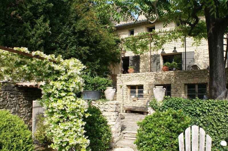Vente Dans un village recherché du Luberon, maison de village aux volumes généreux avec piscine et jardin, à vendre