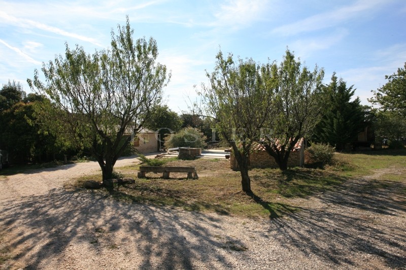 Vente En Provence,  à quelques minutes des villages perchés du Luberon et de Gordes,  à vendre, agréable maison avec jardin et piscine 