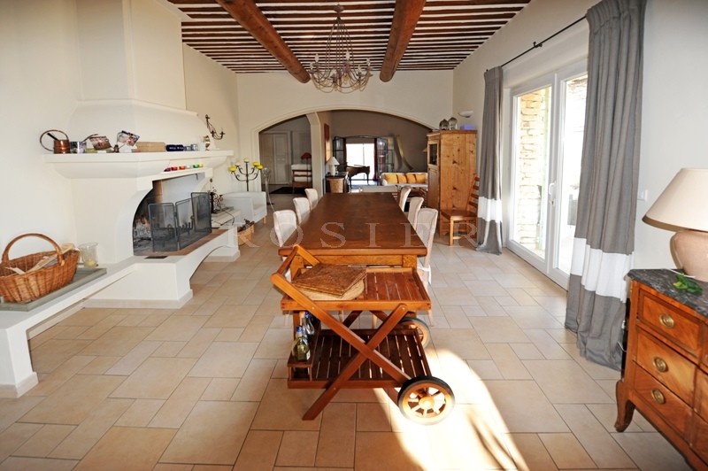 A family home in Gordes set in more than 8,000 m²  of land offering beautiful views over the valley, the Luberon and the Vaucluse mountains