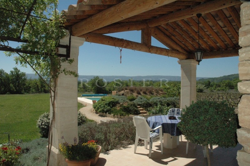 A family home in Gordes set in more than 8,000 m²  of land offering beautiful views over the valley, the Luberon and the Vaucluse mountains