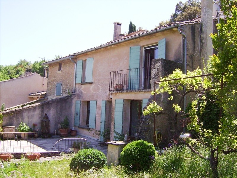 Vente A vendre aux abords d'un beau village perché du Luberon,  charmante maison avec une très belle situation, une grande terrasse, un jardin et un garage