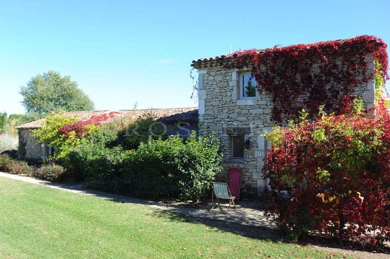 Vente Entre Goult et Roussillon, à vendre, maison en pierres divisée en 5 appartements et entourée d'un jardin