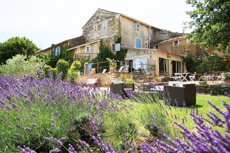In Luberon, for sale, large property with 2 swimming pools on 2 hectares of land
