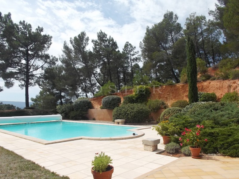Vente A quelques minutes des villages classés du Luberon, à vendre, belle maison dans un paysage d'ocres avec un jardin paysager,  de vastes terrasses ensoleillées et une piscine. 