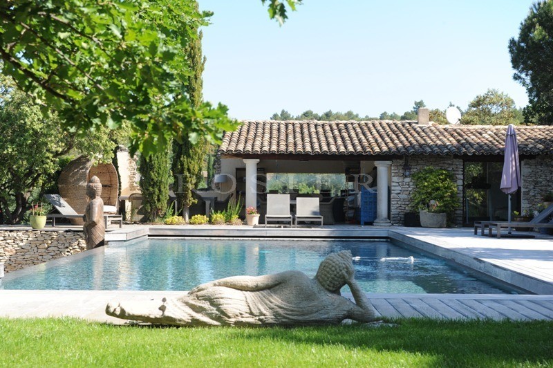 Vente A vendre, en Luberon, à Gordes,  propriété du XVIIIème siècle, alliant contemporain et ancien dans une rénovation de qualité,  avec piscine et dépendances  sur un parc de plus de 2 hectares