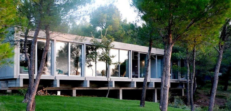 For sale in Luberon by Rosier as sole agent, bridge house, very contemporary, with swimming pool, overlooking the whole valley of Luberon