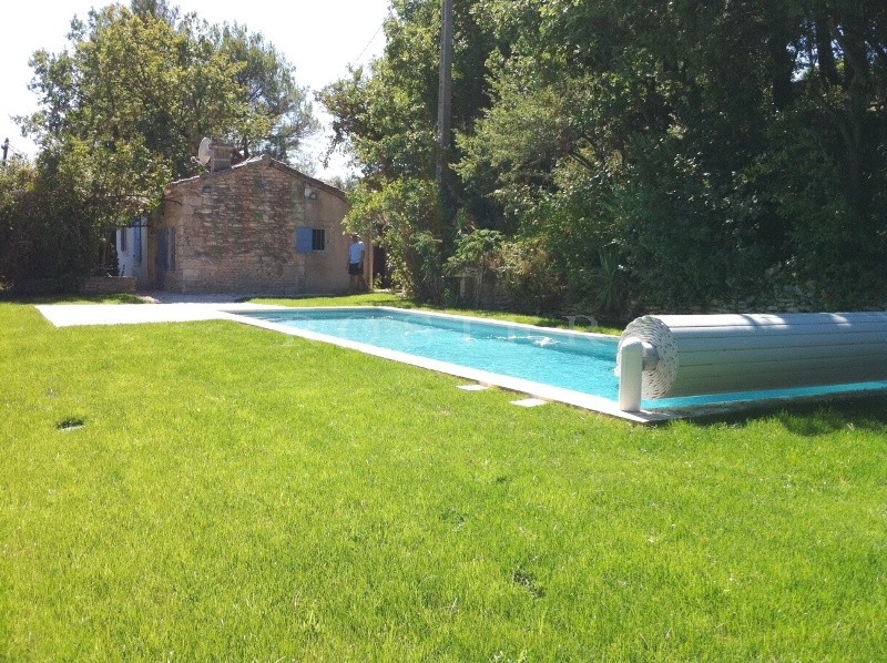 Vente A Gordes, en vente,  charmante maison lumineuse et confortable, de plain pied, située dans un paisible cadre de verdure avec piscine