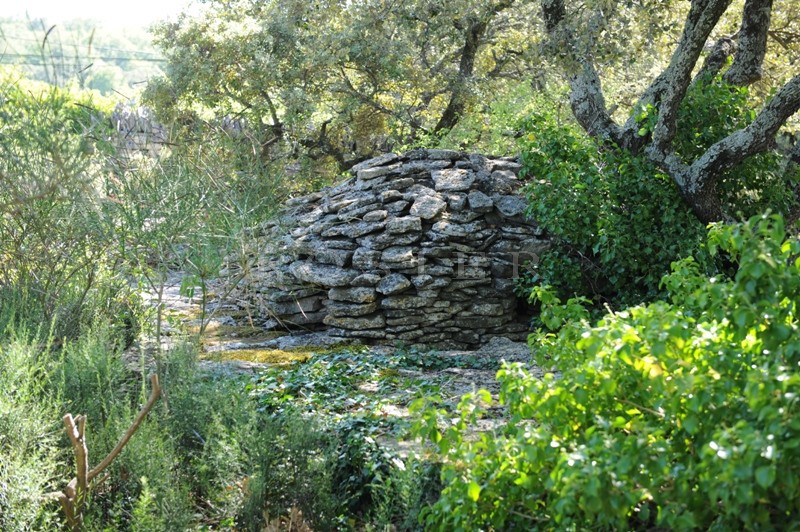 Old provençal farmhouse with garden in Gordes for sale, in occupied 