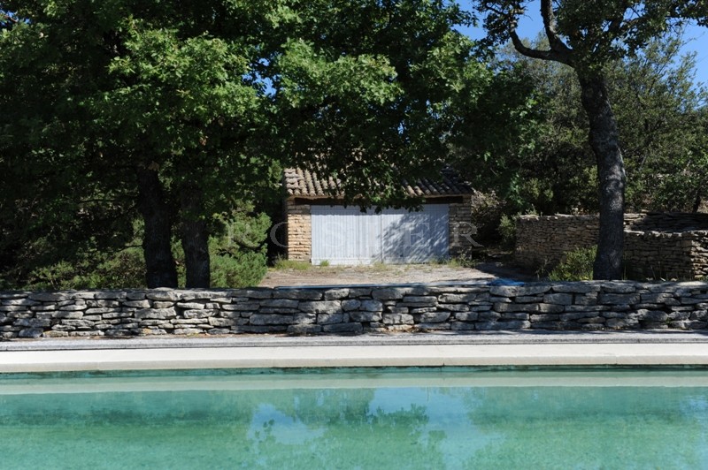 Old provençal farmhouse with garden in Gordes for sale, in occupied 