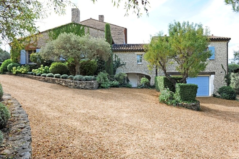 Luberon, for sale, minutes away from Gordes and Ménerbes, stone property with heated swimming pool and pool house