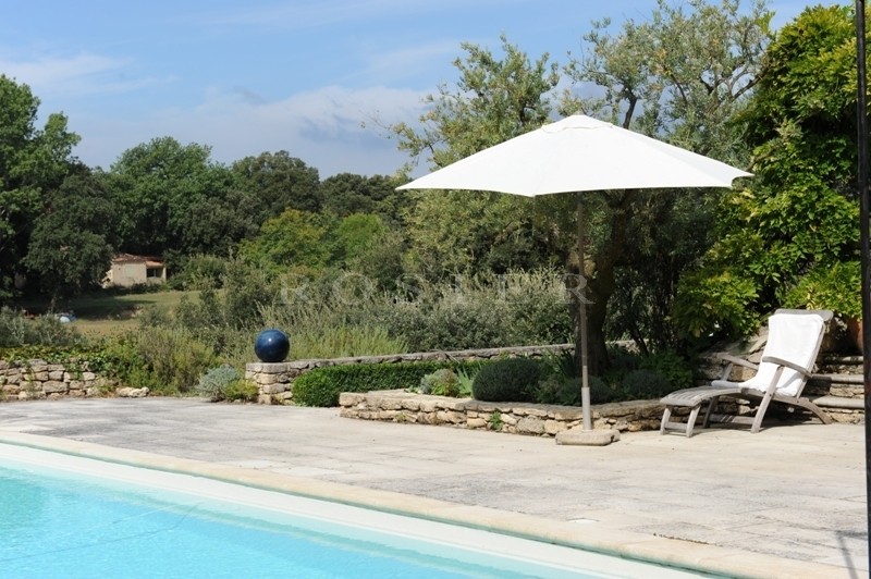 Luberon, for sale, minutes away from Gordes and Ménerbes, stone property with heated swimming pool and pool house