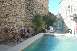 Maison de village avec cour et bassin à vendre en Luberon 