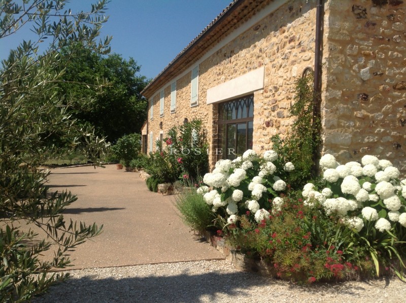 In the heart of the Luberon, large farmhouse with several apartments for sale