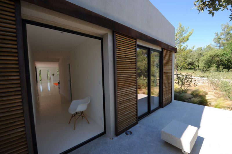 In the heart of the Luberon, contemporary single storey house with swimming pool and views